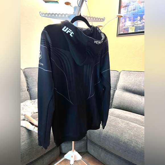 NWT UFC Venum Authentic Fight Night 2.0 Kit by Venum Men's Walkout Hoodie - Picture 2 of 5
